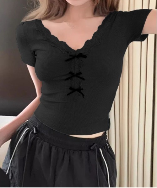 &soiree(アンドソワレ)の「Vネックレースレイヤードリボン付きトップス(Tシャツ/カットソー・レディース・ブラック/チャコールグレー/ホワイト・SMALL/LARGE/MEDIUM)」の3枚目の写真