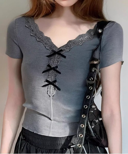 &soiree(アンドソワレ)の「Vネックレースレイヤードリボン付きトップス(Tシャツ/カットソー・レディース・ブラック/チャコールグレー/ホワイト・SMALL/LARGE/MEDIUM)」の4枚目の写真