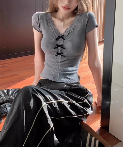 &soiree(アンドソワレ)の「Vネックレースレイヤードリボン付きトップス(Tシャツ/カットソー・レディース・ブラック/チャコールグレー/ホワイト・SMALL/LARGE/MEDIUM)」の5枚目の写真
