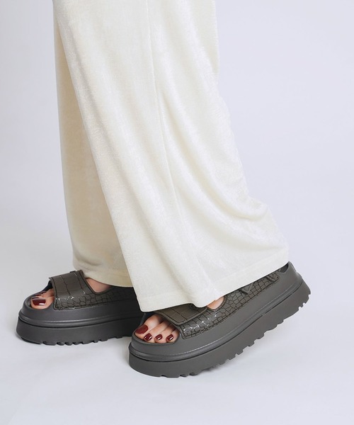 UGG（アグ）の「UGG / アグ：【レディース】W GOLDENGLOW EMBOSSED：1175311[DEA]（サンダル・レディース・ブラウン系その他・25cm/24㎝/23㎝/22cm）」の2枚目の写真
