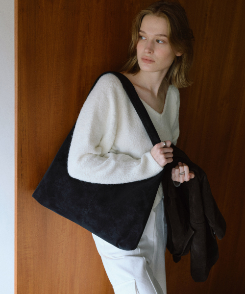 OVHEE(オヴェイ)の「ポニホーボバッグ Poni Hobo Bag(ショルダーバッグ・レディース・ダークブラウン/ブラック・FREE)」の4枚目の写真