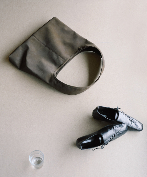 OVHEE(オヴェイ)の「ポニホーボバッグ Poni Hobo Bag(ショルダーバッグ・レディース・ダークブラウン/ブラック・FREE)」の12枚目の写真