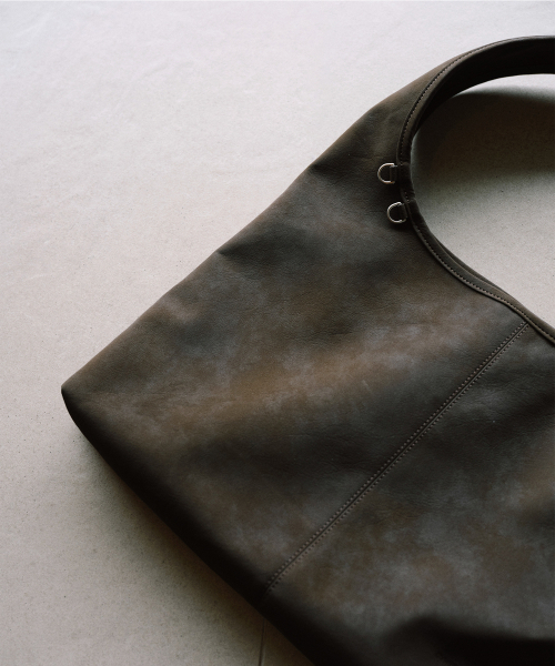OVHEE(オヴェイ)の「ポニホーボバッグ Poni Hobo Bag(ショルダーバッグ・レディース・ダークブラウン/ブラック・FREE)」の13枚目の写真