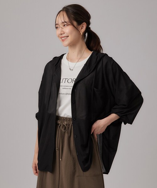 SHOO・LA・RUE(シューラルー)の「【洗濯機可/体型カバー】程よい透け感の ゆるシルエットシア―シャツ(パーカー・レディース・ブラック/ホワイト/ライトグレー系1・00)」の19枚目の写真