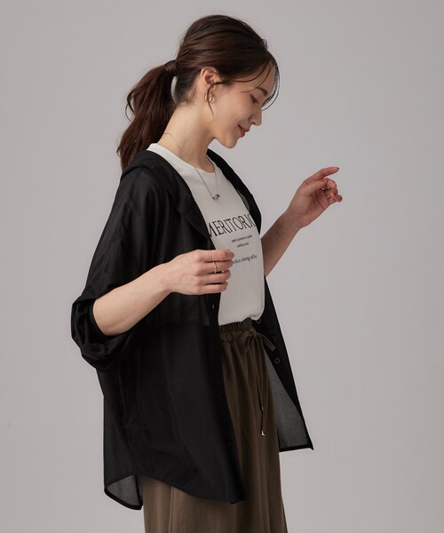 SHOO・LA・RUE(シューラルー)の「【洗濯機可/体型カバー】程よい透け感の ゆるシルエットシア―シャツ(パーカー・レディース・ブラック/ホワイト/ライトグレー系1・00)」の20枚目の写真