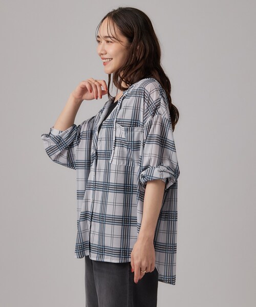 SHOO・LA・RUE(シューラルー)の「【洗濯機可/体型カバー】程よい透け感の ゆるシルエットシア―シャツ(パーカー・レディース・ブラック/ホワイト/ライトグレー系1・00)」の12枚目の写真