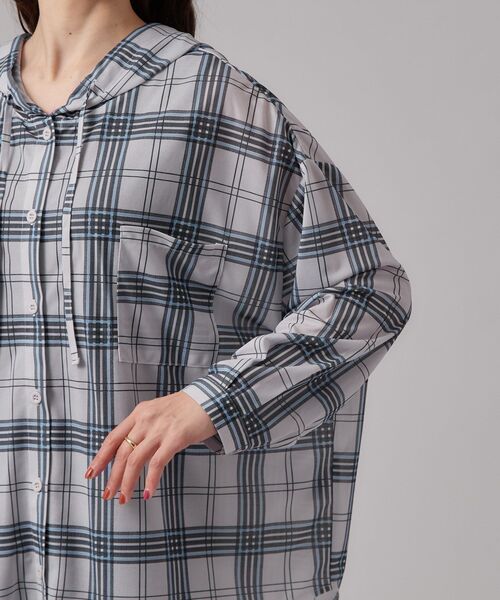 SHOO・LA・RUE(シューラルー)の「【洗濯機可/体型カバー】程よい透け感の ゆるシルエットシア―シャツ(パーカー・レディース・ブラック/ホワイト/ライトグレー系1・00)」の10枚目の写真
