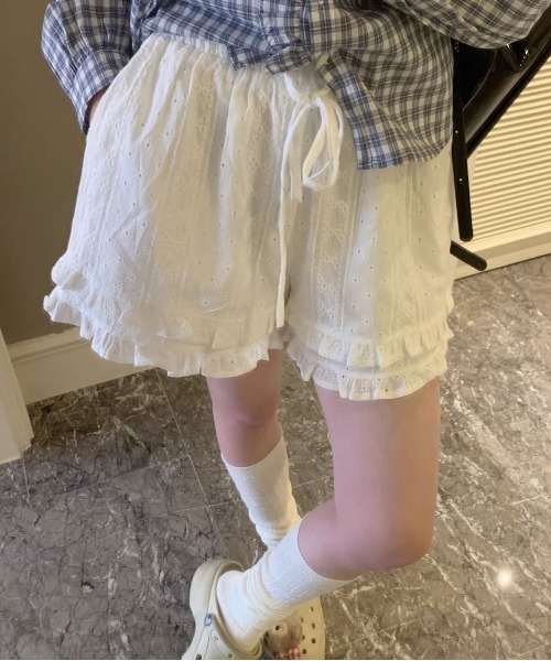 &soiree(アンドソワレ)の「コットンライクレースデザインフリルショートパンツ(その他パンツ・レディース・ホワイト/ブラック・SMALL/X-LARGE/LARGE/MEDIUM)」の1枚目の写真