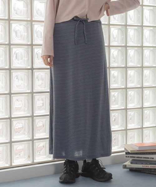 HEILIS(ヘイリス)の「ボーダー柄カットロングスカート /ロングスカート タイトスカート ボーダースカート ナロースカート Iラインスカート ウエストゴム カットソースカート ロング丈 ボーダー柄 韓国ファッション カジュアル デイリー 秋 秋服 秋コーデ 秋冬 秋冬コーデ 長袖コーデ ニットコーデ スウェットコーデ レイヤード ブラック グレー ピンク マタニティ(スカート・レディース・グレー/ブラック/ピンク・FREE)」の2枚目の写真