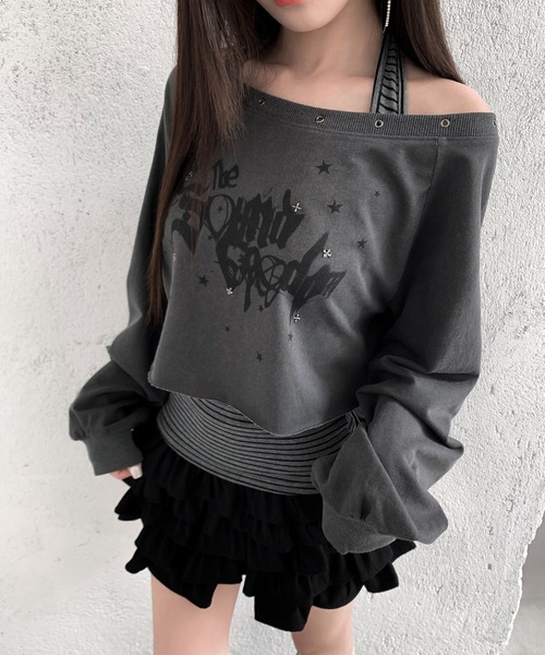 VEILA（ヴェイラ）の「スタッズ＆グラフィックプリント ホルターデザインフェイクレイヤード長袖トップス（Tシャツ/カットソー・レディース・ホワイト/グレー・フリー）」の2枚目の写真