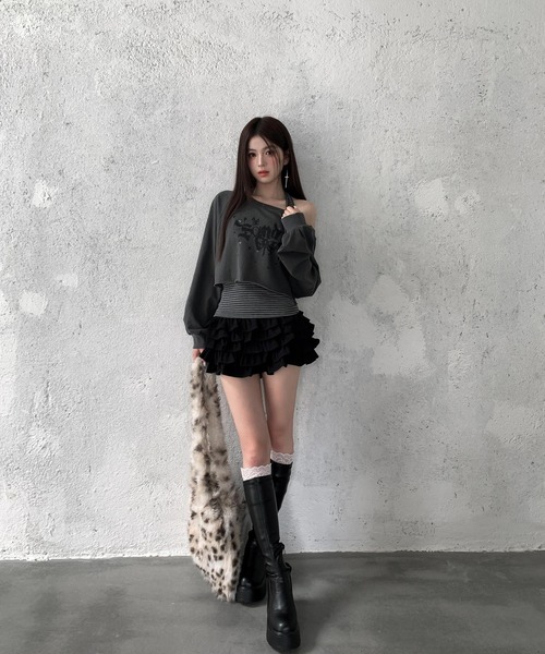 VEILA（ヴェイラ）の「スタッズ＆グラフィックプリント ホルターデザインフェイクレイヤード長袖トップス（Tシャツ/カットソー・レディース・ホワイト/グレー・フリー）」の19枚目の写真