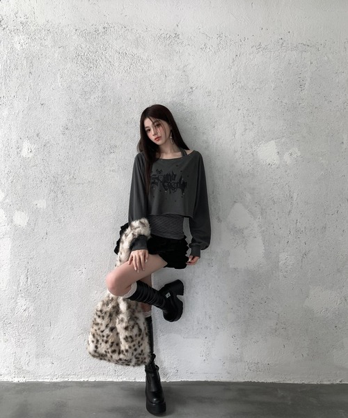 VEILA（ヴェイラ）の「スタッズ＆グラフィックプリント ホルターデザインフェイクレイヤード長袖トップス（Tシャツ/カットソー・レディース・ホワイト/グレー・フリー）」の20枚目の写真