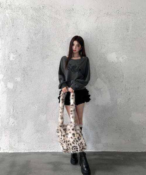 VEILA（ヴェイラ）の「スタッズ＆グラフィックプリント ホルターデザインフェイクレイヤード長袖トップス（Tシャツ/カットソー・レディース・ホワイト/グレー・フリー）」の21枚目の写真