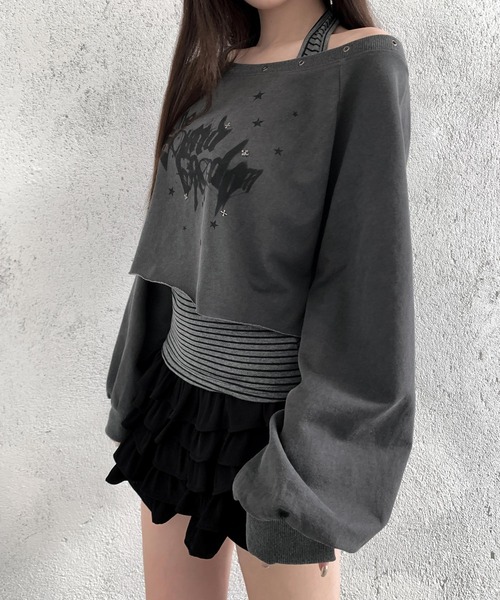 VEILA（ヴェイラ）の「スタッズ＆グラフィックプリント ホルターデザインフェイクレイヤード長袖トップス（Tシャツ/カットソー・レディース・ホワイト/グレー・フリー）」の13枚目の写真