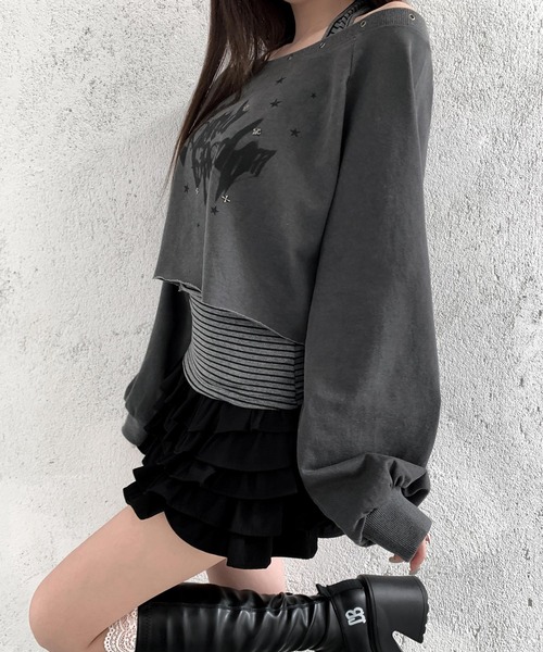 VEILA（ヴェイラ）の「スタッズ＆グラフィックプリント ホルターデザインフェイクレイヤード長袖トップス（Tシャツ/カットソー・レディース・ホワイト/グレー・フリー）」の14枚目の写真
