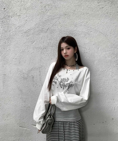 VEILA（ヴェイラ）の「スタッズ＆グラフィックプリント ホルターデザインフェイクレイヤード長袖トップス（Tシャツ/カットソー・レディース・ホワイト/グレー・フリー）」の10枚目の写真