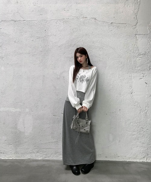 VEILA（ヴェイラ）の「スタッズ＆グラフィックプリント ホルターデザインフェイクレイヤード長袖トップス（Tシャツ/カットソー・レディース・ホワイト/グレー・フリー）」の11枚目の写真