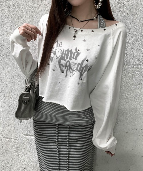 VEILA（ヴェイラ）の「スタッズ＆グラフィックプリント ホルターデザインフェイクレイヤード長袖トップス（Tシャツ/カットソー・レディース・ホワイト/グレー・フリー）」の3枚目の写真