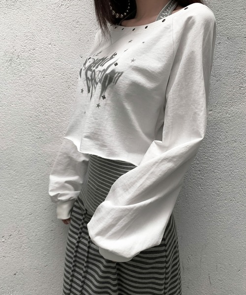 VEILA（ヴェイラ）の「スタッズ＆グラフィックプリント ホルターデザインフェイクレイヤード長袖トップス（Tシャツ/カットソー・レディース・ホワイト/グレー・フリー）」の4枚目の写真