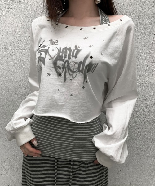 VEILA（ヴェイラ）の「スタッズ＆グラフィックプリント ホルターデザインフェイクレイヤード長袖トップス（Tシャツ/カットソー・レディース・ホワイト/グレー・フリー）」の6枚目の写真