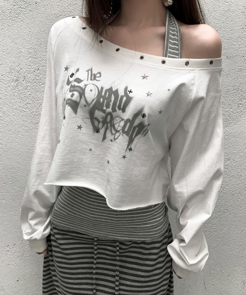 VEILA（ヴェイラ）の「スタッズ＆グラフィックプリント ホルターデザインフェイクレイヤード長袖トップス（Tシャツ/カットソー・レディース・ホワイト/グレー・フリー）」の7枚目の写真