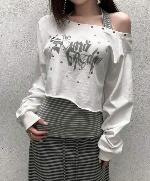 VEILA（ヴェイラ）の「スタッズ＆グラフィックプリント ホルターデザインフェイクレイヤード長袖トップス（Tシャツ/カットソー・レディース・ホワイト/グレー・フリー）」の8枚目の写真