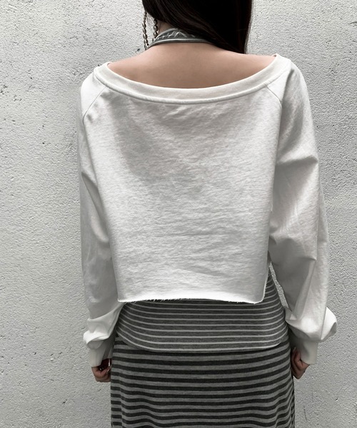 VEILA（ヴェイラ）の「スタッズ＆グラフィックプリント ホルターデザインフェイクレイヤード長袖トップス（Tシャツ/カットソー・レディース・ホワイト/グレー・フリー）」の9枚目の写真