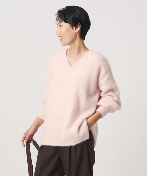 UNITED ARROWS(ユナイテッドアローズ)の「フォックスカシミヤ スパンコール Vネック ニット(ニット/セーター・レディース・ライトピンク/ダークグレー/その他2・FREE)」の2枚目の写真