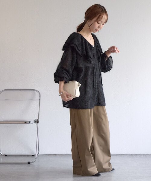 DISCOAT(ディスコート)の「【WEB限定】前後2wayシャギーフリルカラーキャンディスリーブ(シャツ/ブラウス・レディース・ブラック/アイボリー・FREE)」の6枚目の写真