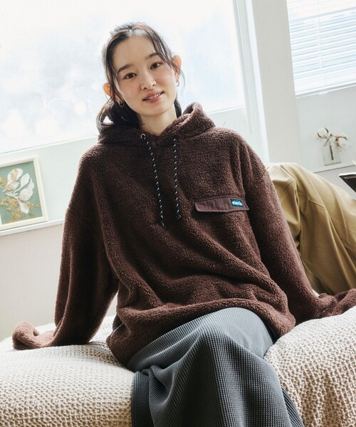 KAVU(カブー)の「KAVU/カブー 限定展開 KAVU×FREAK'S STORE / カブ― 別注 シャギー フリース パーカー(パーカー・メンズ・ブラウン/ネイビー/グレイッシュベージュ/ブラック・SMALL/MEDIUM/LARGE)」の2枚目の写真