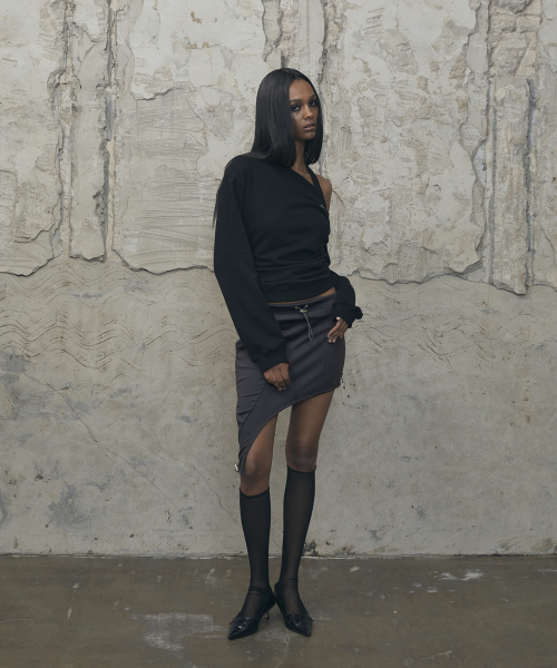 VOONT(ブント)の「One-Shoulder Snap Sweatshirt (BLACK)(スウェット・レディース・ブラック・OS)」の6枚目の写真