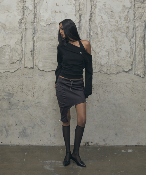 VOONT(ブント)の「One-Shoulder Snap Sweatshirt (BLACK)(スウェット・レディース・ブラック・OS)」の7枚目の写真