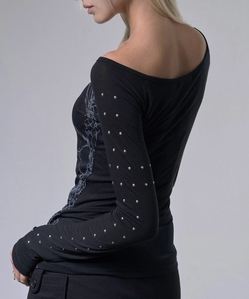 FANCY CLUB（ファンシークラブ）の「【FANCY CLUB】WEB STUD OFF-SHOULDER / 【ファンシークラブ】ウェブスタッドオフショルダー長袖Tシャツ（Tシャツ/カットソー・レディース・ブラック/ホワイト・ONE SIZE）」の7枚目の写真