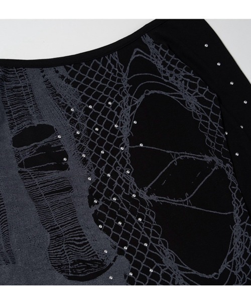 FANCY CLUB（ファンシークラブ）の「【FANCY CLUB】WEB STUD OFF-SHOULDER / 【ファンシークラブ】ウェブスタッドオフショルダー長袖Tシャツ（Tシャツ/カットソー・レディース・ブラック/ホワイト・ONE SIZE）」の3枚目の写真
