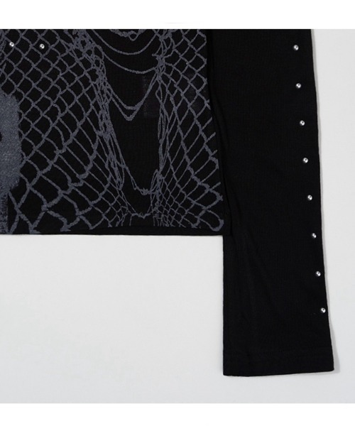 FANCY CLUB（ファンシークラブ）の「【FANCY CLUB】WEB STUD OFF-SHOULDER / 【ファンシークラブ】ウェブスタッドオフショルダー長袖Tシャツ（Tシャツ/カットソー・レディース・ブラック/ホワイト・ONE SIZE）」の4枚目の写真