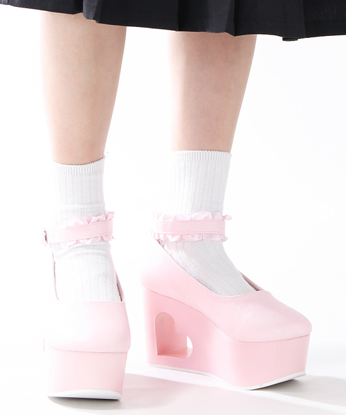 WEGO(ウィゴー)の「WEGO/くり抜きフリルパンプス(パンプス・レディース・ホワイト/ブラック/ピンク・MEDIUM/LARGE)」の3枚目の写真