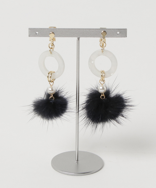 natural couture(ナチュラルクチュール)の「ミンクファー×いろいろパーツイヤリング(イヤリング・レディース・パープル/ピンク/グレー・FREE)」の2枚目の写真