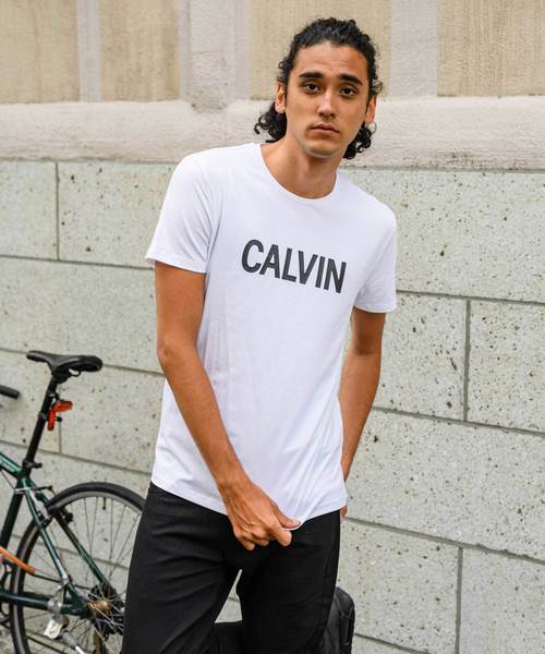 Calvin Klein Jeans(カルヴァンクラインジーンズ)の「ニット ロゴ T シャツ(Tシャツ/カットソー・メンズ・ホワイト/ブルー・S/M/L/XL)」の1枚目の写真