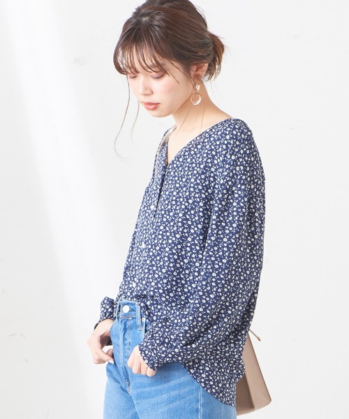 natural couture(ナチュラルクチュール)の「プチプラパール釦ブラウス(シャツ/ブラウス・レディース・ベージュ/ネイビー/オフホワイト/サックスブルー/アイボリー/ドット・FREE)」の4枚目の写真