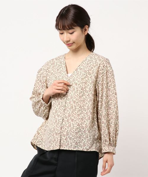 natural couture(ナチュラルクチュール)の「プチプラパール釦ブラウス(シャツ/ブラウス・レディース・ベージュ/ネイビー/オフホワイト/サックスブルー/アイボリー/ドット・FREE)」の9枚目の写真