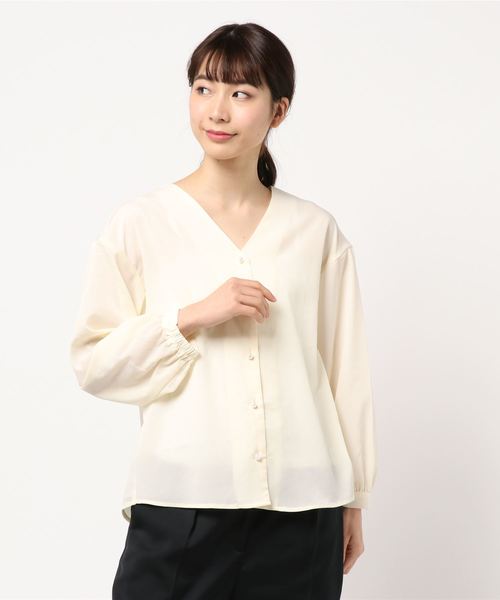 natural couture(ナチュラルクチュール)の「プチプラパール釦ブラウス(シャツ/ブラウス・レディース・ベージュ/ネイビー/オフホワイト/サックスブルー/アイボリー/ドット・FREE)」の10枚目の写真