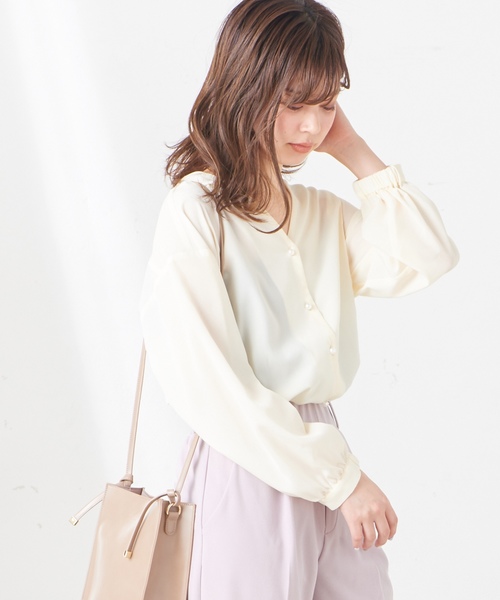 natural couture(ナチュラルクチュール)の「プチプラパール釦ブラウス(シャツ/ブラウス・レディース・ベージュ/ネイビー/オフホワイト/サックスブルー/アイボリー/ドット・FREE)」の22枚目の写真