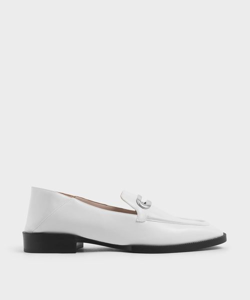 CHARLES & KEITH（チャールズ & キース）の「メタルアクセントステップバック ペニー/ Metal Accented Step Back Penny Loafers（ローファー・レディース・ホワイト/ブラック/アイボリー・24.5cm/25cm/22.5cm/23cm/23.5cm/25.5cm）」の2枚目の写真