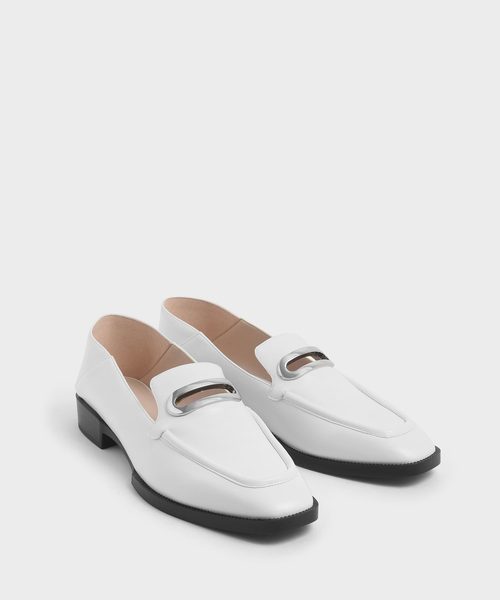 CHARLES & KEITH（チャールズ & キース）の「メタルアクセントステップバック ペニー/ Metal Accented Step Back Penny Loafers（ローファー・レディース・ホワイト/ブラック/アイボリー・24.5cm/25cm/22.5cm/23cm/23.5cm/25.5cm）」の5枚目の写真