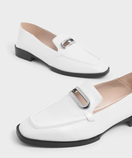 CHARLES & KEITH（チャールズ & キース）の「メタルアクセントステップバック ペニー/ Metal Accented Step Back Penny Loafers（ローファー・レディース・ホワイト/ブラック/アイボリー・24.5cm/25cm/22.5cm/23cm/23.5cm/25.5cm）」の6枚目の写真