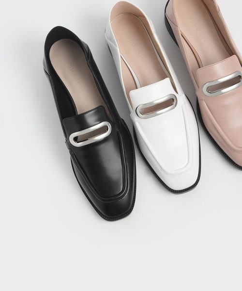 CHARLES & KEITH（チャールズ & キース）の「メタルアクセントステップバック ペニー/ Metal Accented Step Back Penny Loafers（ローファー・レディース・ホワイト/ブラック/アイボリー・24.5cm/25cm/22.5cm/23cm/23.5cm/25.5cm）」の11枚目の写真