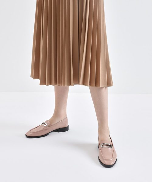 CHARLES & KEITH（チャールズ & キース）の「メタルアクセントステップバック ペニー/ Metal Accented Step Back Penny Loafers（ローファー・レディース・ホワイト/ブラック/アイボリー・24.5cm/25cm/22.5cm/23cm/23.5cm/25.5cm）」の12枚目の写真