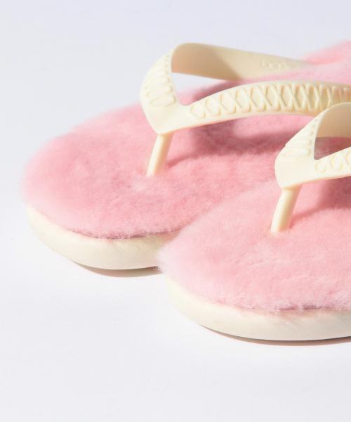UGG(アグ)の「UGG / W Fluffie サンダル(サンダル・レディース・ブラウン系その他/ホワイト/ブラック・LARGE/SMALL/MEDIUM)」の7枚目の写真