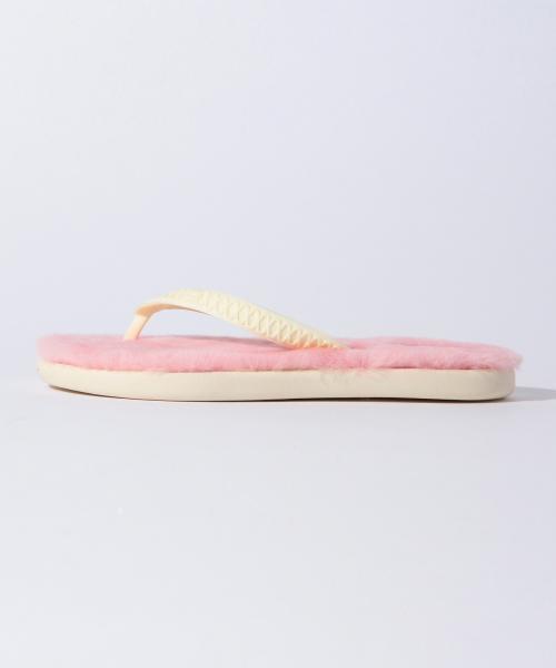 UGG(アグ)の「UGG / W Fluffie サンダル(サンダル・レディース・ブラウン系その他/ホワイト/ブラック・LARGE/SMALL/MEDIUM)」の8枚目の写真