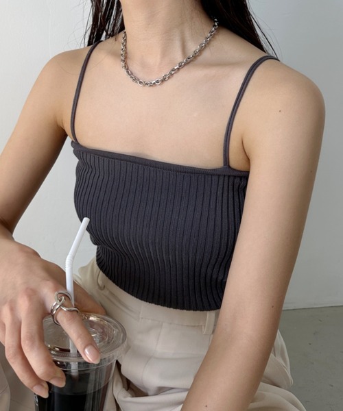 CLEA(クレア)の「【全23色】ダブルストラップ スクエア リブ キャミソール(キャミソール・レディース・ホワイト/ブラック/アイボリー/ミント/ブラウン/ピンク/サックスブルー/ベージュ/グレイッシュベージュ/カーキ/イエロー/オレンジ/ピンク系その他/ライトグリーン/パープル/ライトブルー/ライトグレー/グレー系その他/マスタード/グリーン系その他/グリーン/ブルー/チャコールグレー/ブラック系その他/ライラック・FREE)」の5枚目の写真